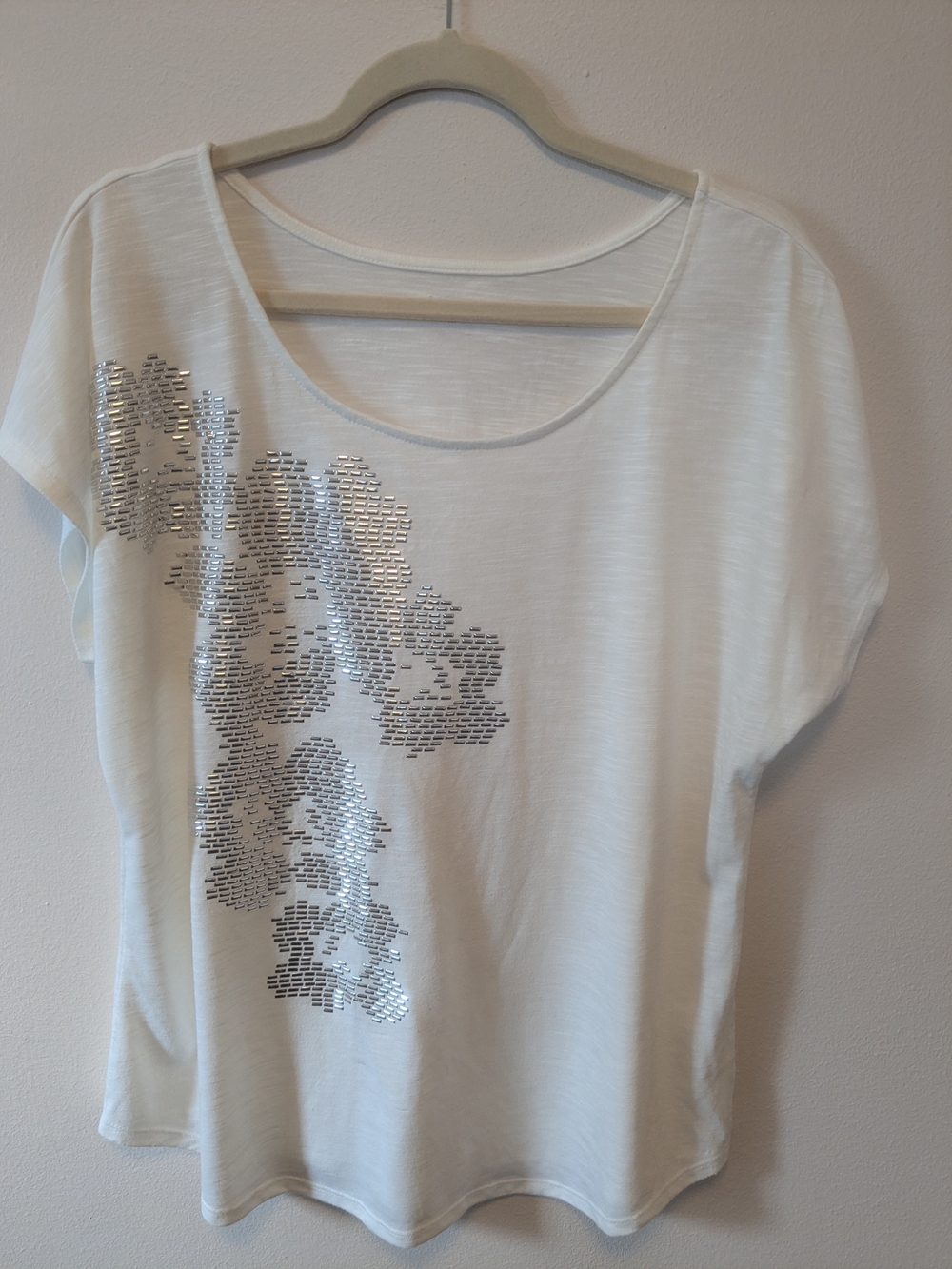 Apt. 9 White Short Sleeve Scoop Neck Top with Silver Sequin Floral